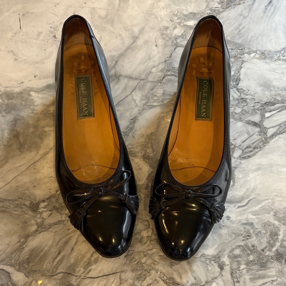 Vintage Cole Haan Black Leather Flats with Bow. Size 8.5